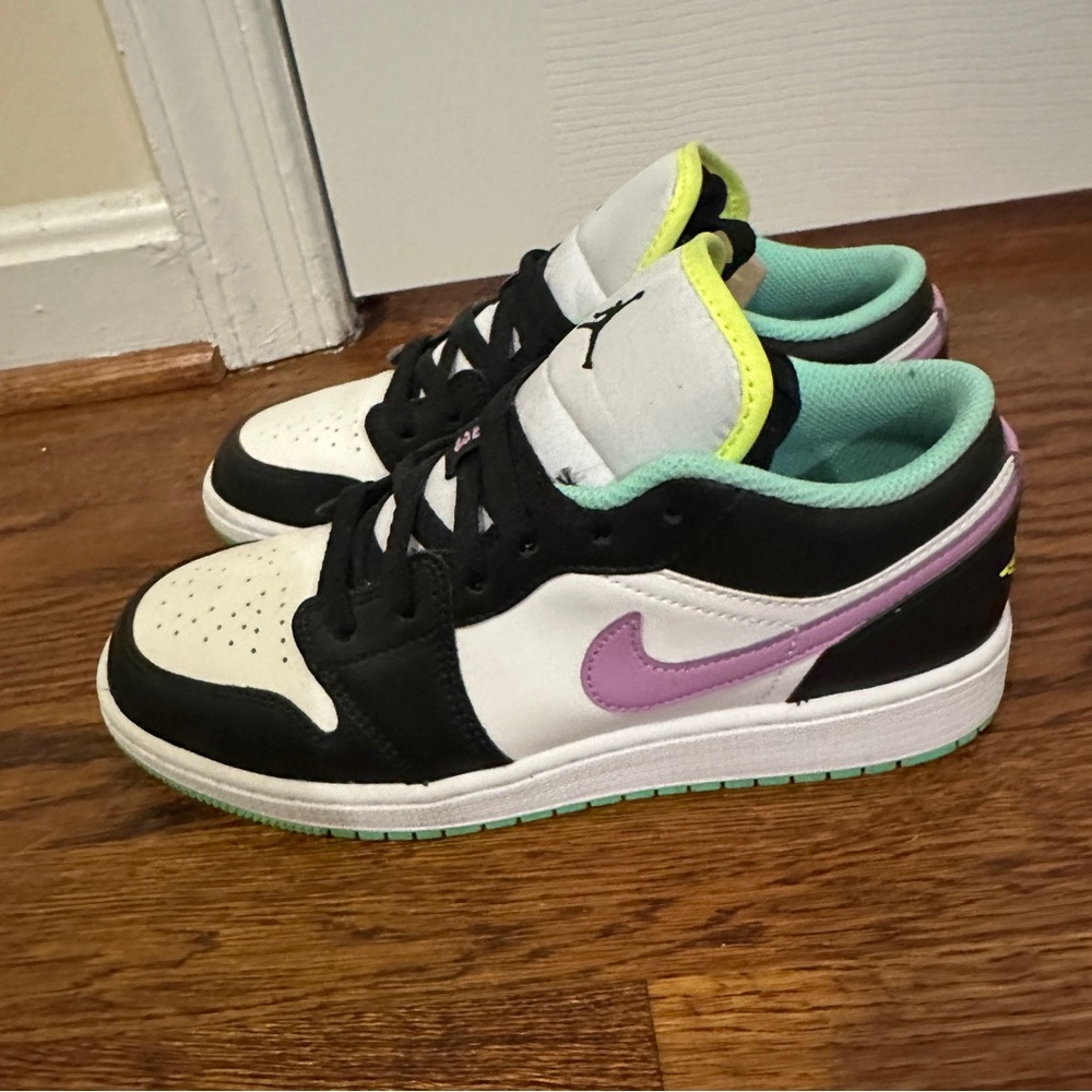 Kids 5/Womens 7 Nike Air Jordan 1 Low